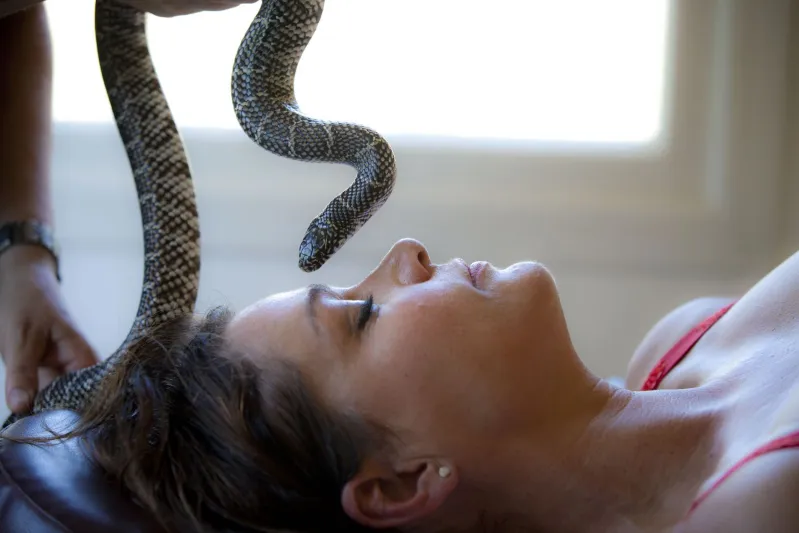 صدق أو لا تصدق.. ثعبان بلاستيكيّ يكسر ساق امرأة