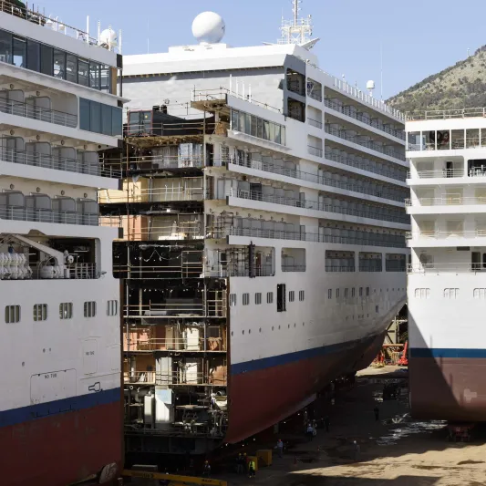 تعديل سفينة سياحية فاخرة بقصها! (فيديو)