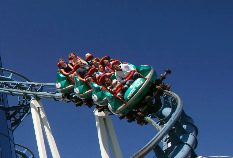 شاهد| رعب ركاب اللعبة الأفعوانية بعد تعطلها بهم على ارتفاع شاهق