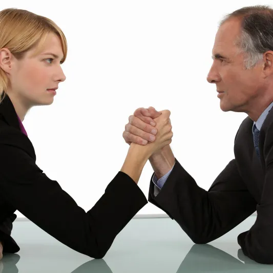 لماذا يتقاضى الرجال رواتب أعلى من النساء؟