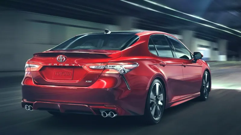 اختبار تويوتا كامري 2018 في الإمارات (فيديو)