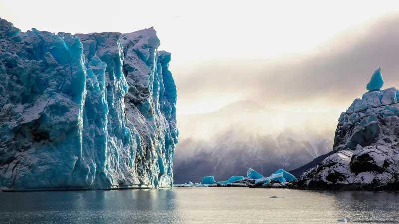 جبال بيريتو مورينو الجليدية.. تظهر وسط نهر بيرتيو بارتفاع 15 طابقاً