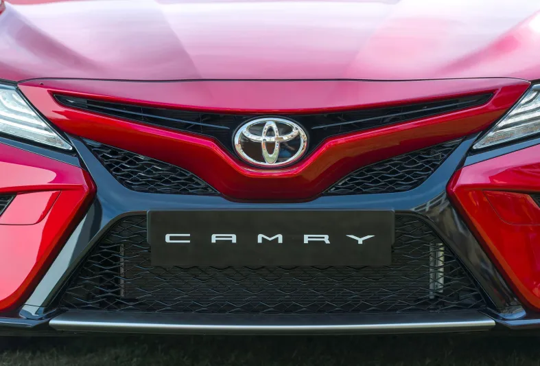 اختبار تويوتا كامري 2018 في الإمارات (فيديو)