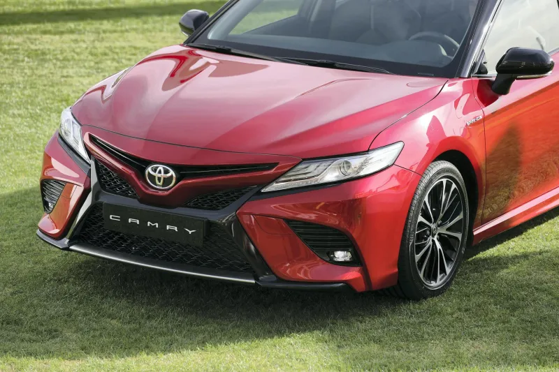 اختبار تويوتا كامري 2018 في الإمارات (فيديو)