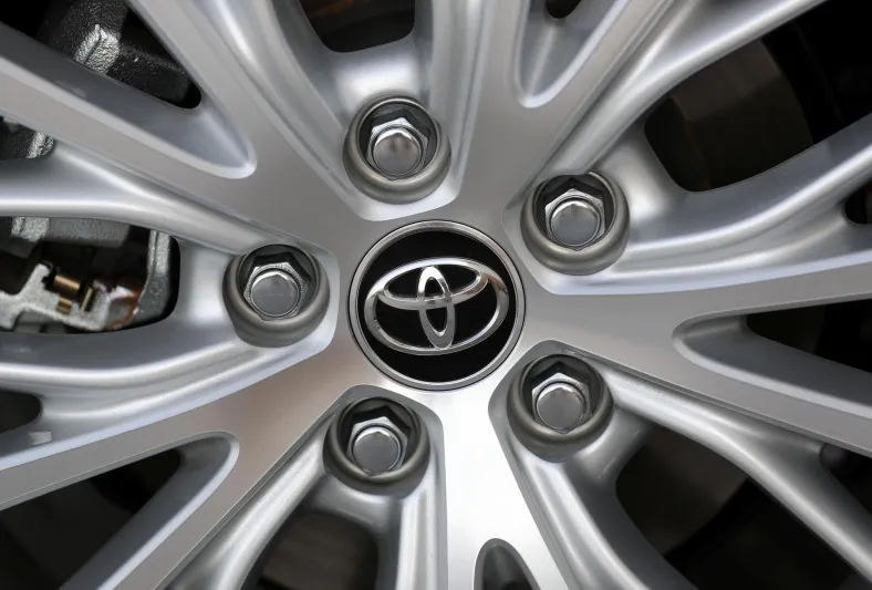 اختبار تويوتا كامري 2018 في الإمارات (فيديو)