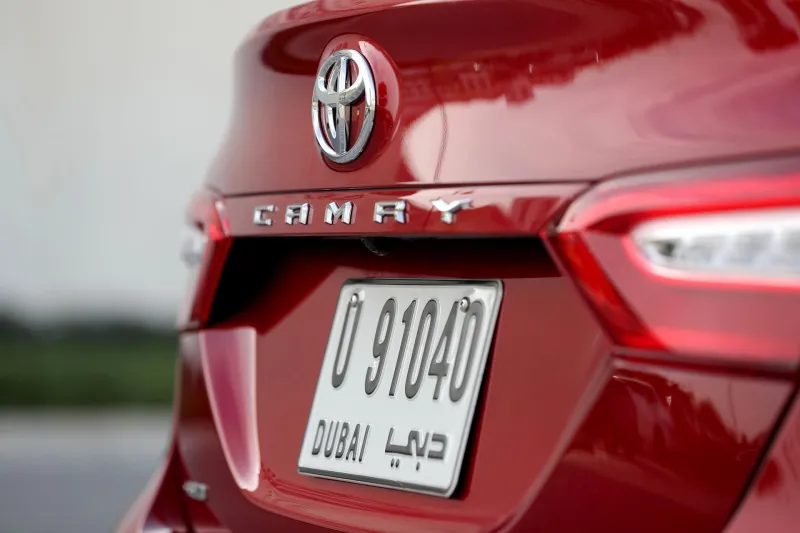 اختبار تويوتا كامري 2018 في الإمارات (فيديو)