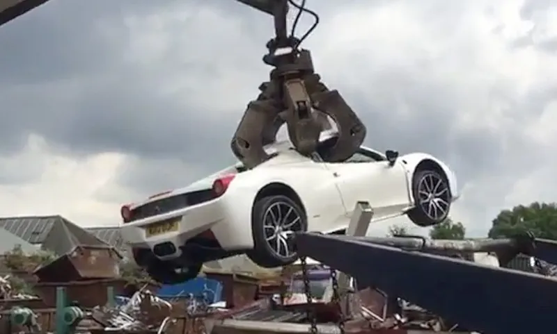 الشرطة البريطانية تدمر سيارة«فيراري»لهذا السبب الغريب (فيديو)