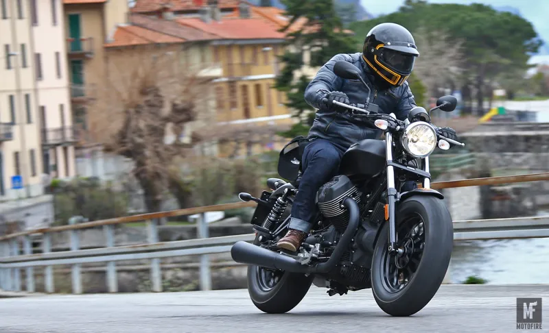 الأمير ويليام يقود دراجة بخارية فخمة (صور)