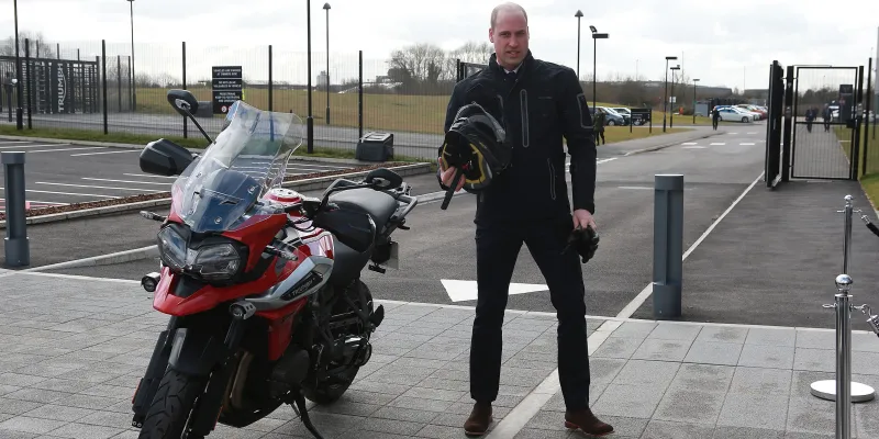 الأمير ويليام يقود دراجة بخارية فخمة (صور)