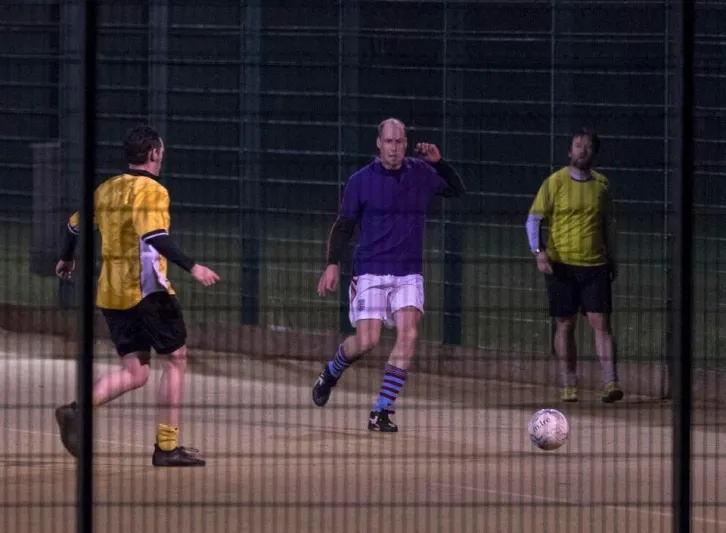 الأمير ويليام يقود دراجة بخارية فخمة (صور)