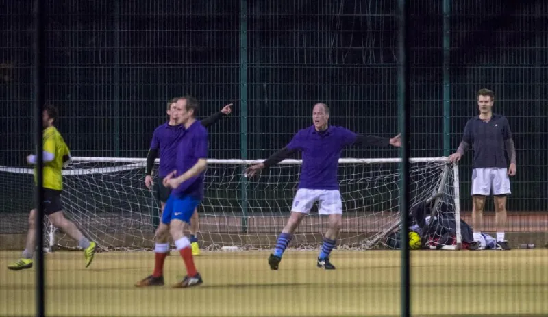 الأمير ويليام يقود دراجة بخارية فخمة (صور)