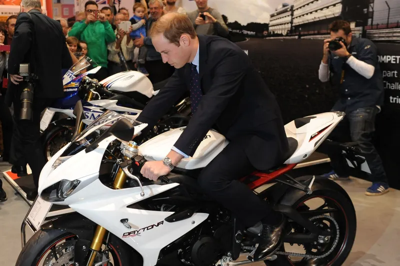 الأمير ويليام يقود دراجة بخارية فخمة (صور)