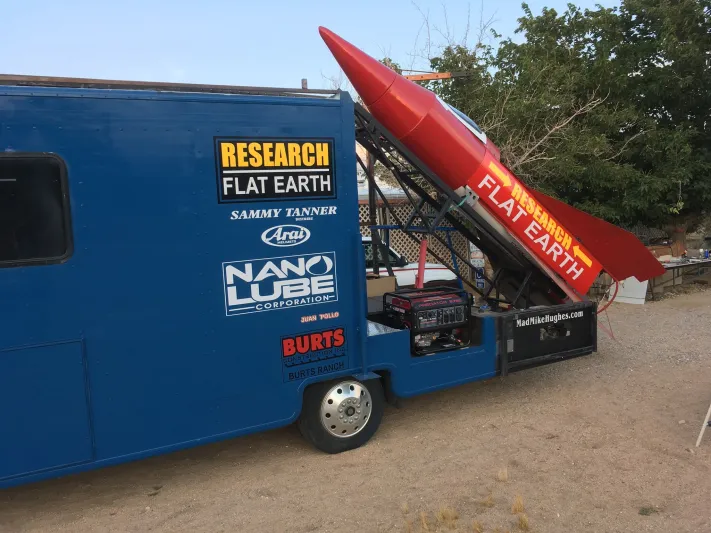 شاهد/ أميركي يحلق لارتفاع 1875 قدما بصاروخ ذاتي الصنع 