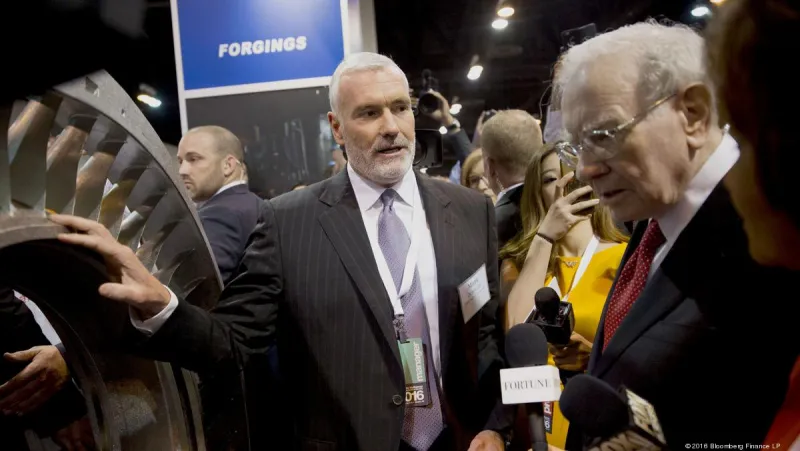 من هم المديرون التنفيذيون العالميون الذين أشاد بهم ثالث أثرياء العالم؟