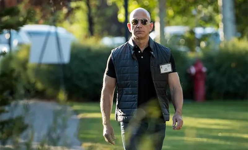 «جيف بيزوس» يتبني «كلب روبوتي» كحيوانه أليف جديد (فيديو)