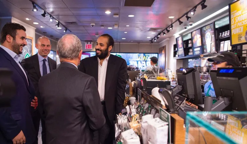 لقاء ودي بعيداً عن الرسميات يجمع الأمير محمد بن سلمان ومؤسس بلومبيرغ بأحد المقاهي بنيويورك