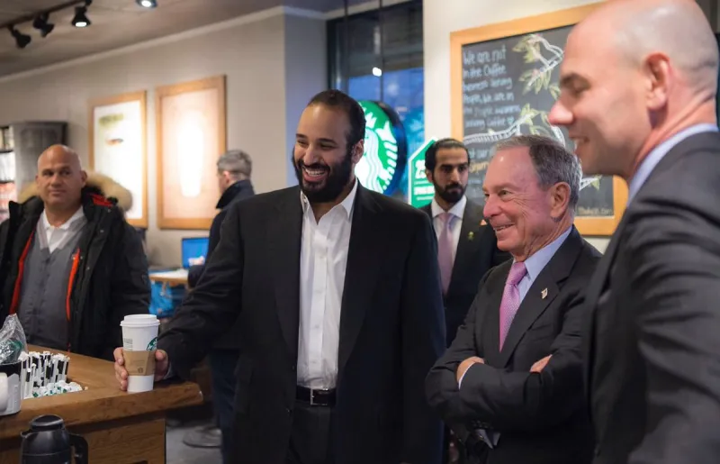لقاء ودي بعيداً عن الرسميات يجمع الأمير محمد بن سلمان ومؤسس بلومبيرغ بأحد المقاهي بنيويورك
