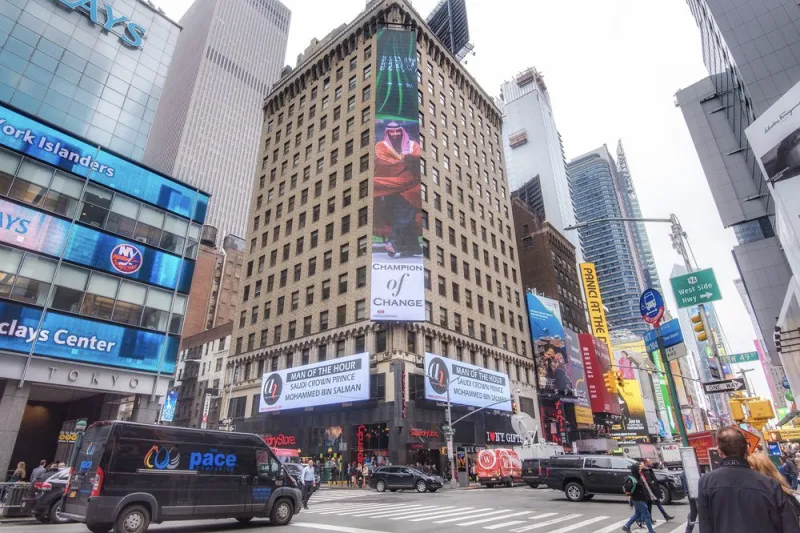 موقع About Her يضيء ساحة Times Square بلوحة عملاقة للأمير محمد بن سلمان