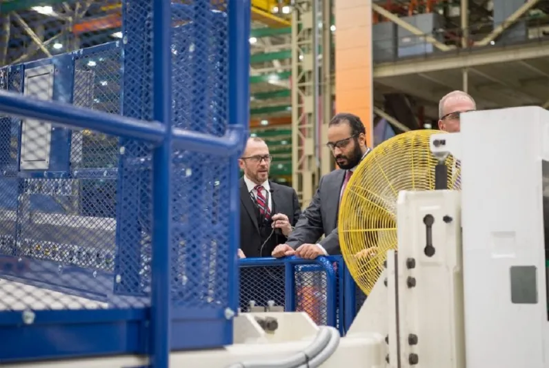 شاهد| ولي العهد السعودي في جولة داخل مقر «بوينج» الأمريكية