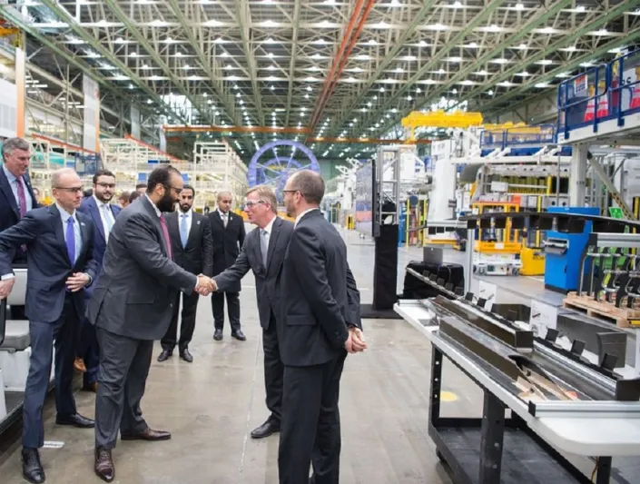 شاهد| ولي العهد السعودي في جولة داخل مقر «بوينج» الأمريكية