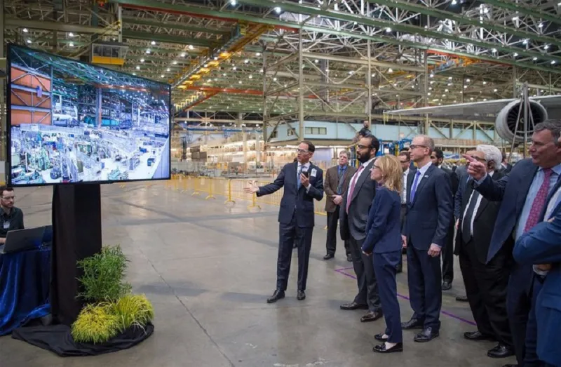 شاهد| ولي العهد السعودي في جولة داخل مقر «بوينج» الأمريكية