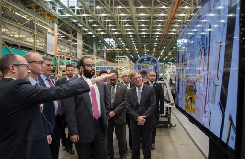 شاهد| ولي العهد السعودي في جولة داخل مقر «بوينج» الأمريكية