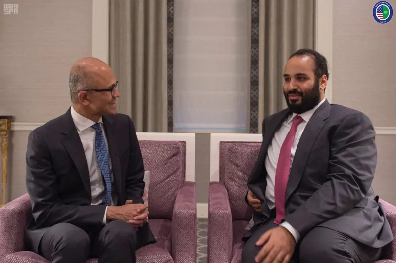 ولي العهد يستعرض مع رئيس مايكروسوفت دعم التحول الرقمي