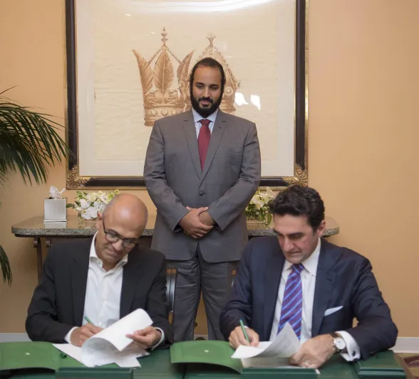 ولي العهد يستعرض مع رئيس مايكروسوفت دعم التحول الرقمي