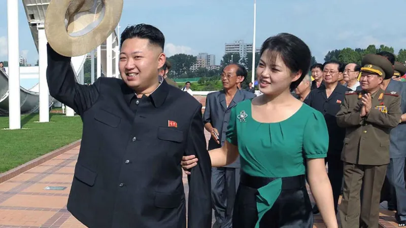 شاهد| لماذا أصبحت زوجة الزعيم الكوري الشمالي حديث وسائل الإعلام خلال الفترة الماضية؟