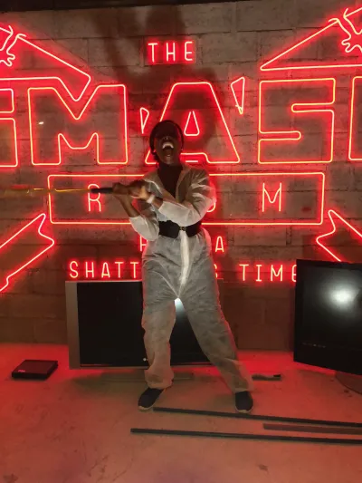 Smash Room.. غرفة تخلص روادها من التوتر بتحطيم ما تطاله أيديهم فيها