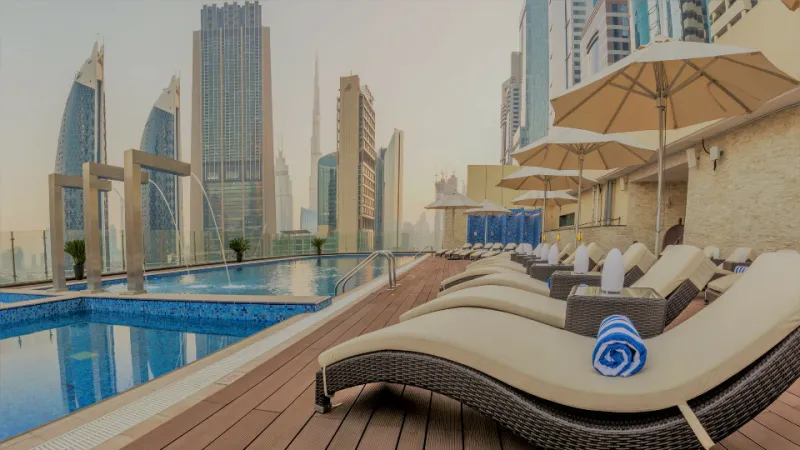 تجربة متميز للسباحة في أعلى فندق بالعالم في دبي ..كم سيكلفك الأمر 
