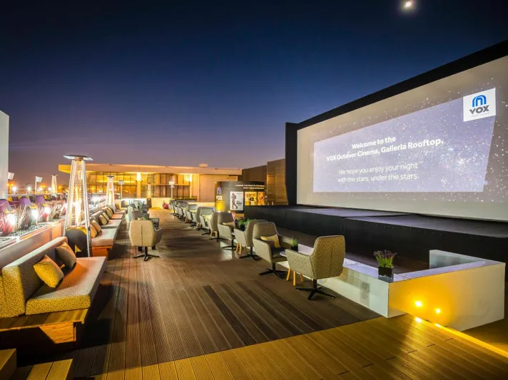 أول فندق في دبي بسينما داخلية 