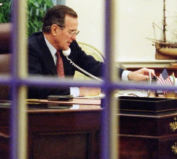 تاريخ طويل.. ما لا تعرفه عن مكتب الرؤساء الأمريكيين الخشبي داخل البيت الأبيض !