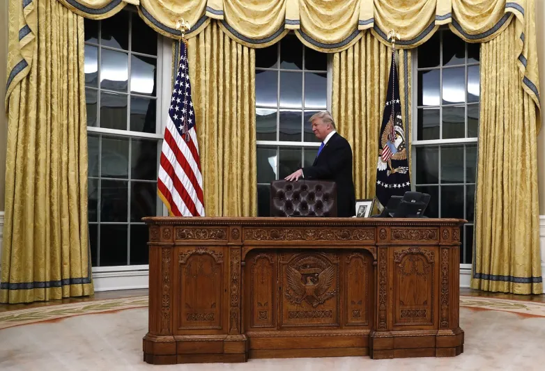 تاريخ طويل.. ما لا تعرفه عن مكتب الرؤساء الأمريكيين الخشبي داخل البيت الأبيض !