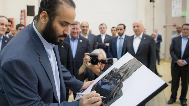 شاهد| ماذا كتب ولي العهد على القمر السعودي أثناء زيارته لشركة لوكهيد مارتن؟