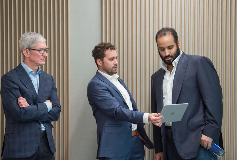 فيديو| ماذا فعل الأمير محمد بن سلمان خلال زيارته لشركة آبل ؟