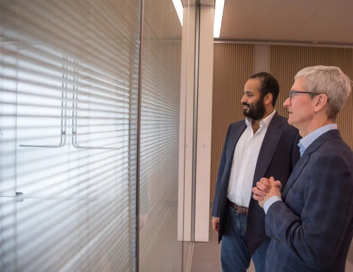 فيديو| ماذا فعل الأمير محمد بن سلمان خلال زيارته لشركة آبل ؟