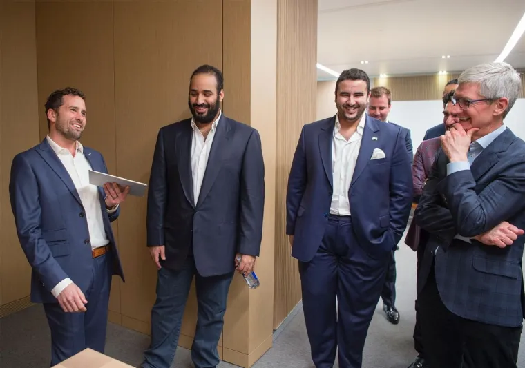 فيديو| ماذا فعل الأمير محمد بن سلمان خلال زيارته لشركة آبل ؟