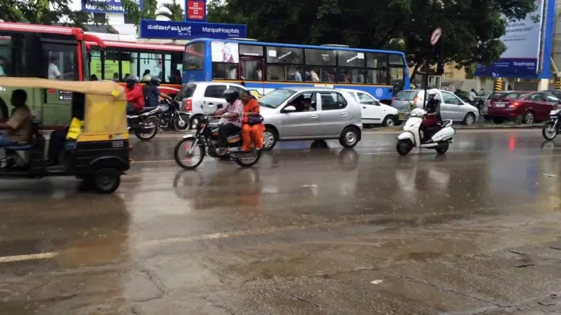 فيديو| رجل اعمال هندي يهرب بسيارته ويصدم عاملا بطريقه