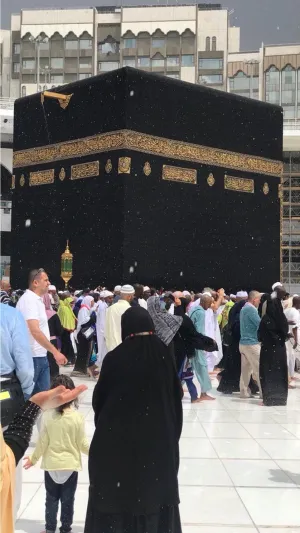 شاهد| #أمطار_مكة تغسل الكعبة المشرفة.. وتحذيرات لمرتادي الطرق من استمرارها