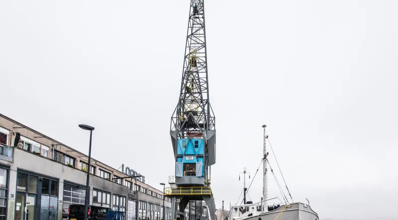 في هولندا فقط.. رافعة قديمة تتحول لجناح سياحي فاخر