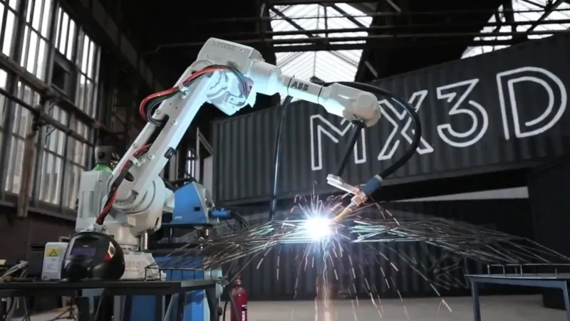 شاهد| أوّل وأكبر جسرٍ معدني مطبوعٍ بتقنيّة الأبعاد الثلاثيّة في العالم