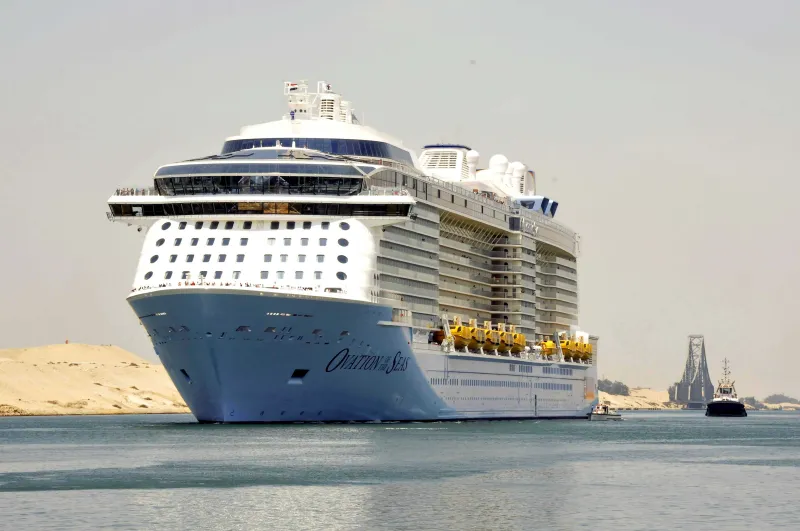شاهد| انطلاق أولى رحلات أكبر سفينة سياحية في العالم 