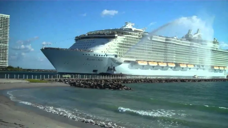 شاهد| انطلاق أولى رحلات أكبر سفينة سياحية في العالم 