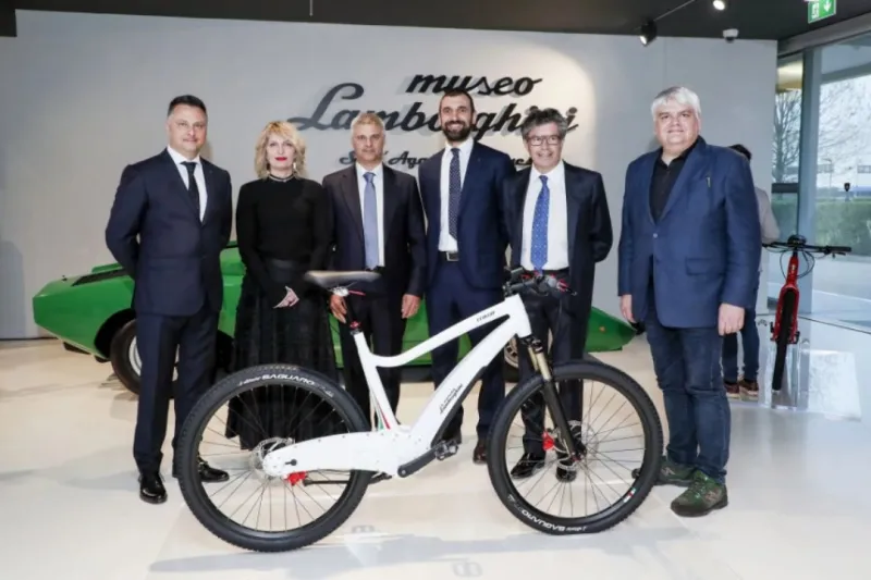 «لامبورجيني» تكشف عن أول دراجاتها الهوائية (فيديو)
