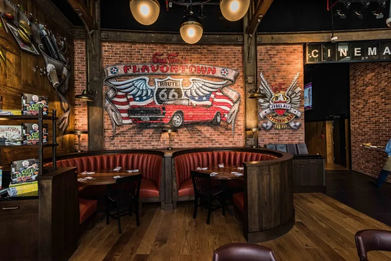 تناول الطعام وشاهد أحدث الأفلام.. تعرف على أول مطعم سينمائي بالشرق الأوسط