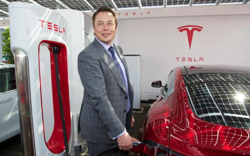 «إيلون ماسك» يُحمل الروبوتات كارثة تأخير سيارات «تسلا 3»
