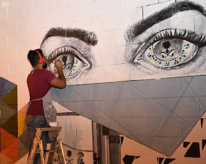 شاهد| كيف جسّد فنانو السعودية ملوكها على أطول جدارية بكورنيش الخبر ؟