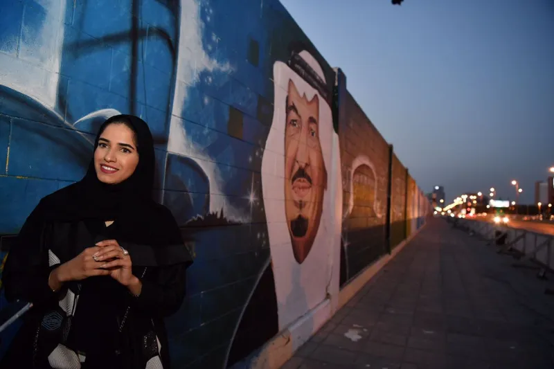 شاهد| كيف جسّد فنانو السعودية ملوكها على أطول جدارية بكورنيش الخبر ؟