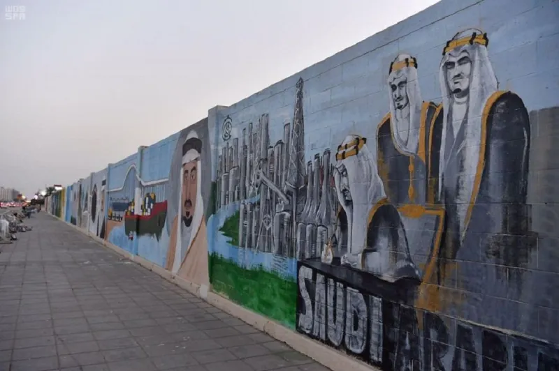 شاهد| كيف جسّد فنانو السعودية ملوكها على أطول جدارية بكورنيش الخبر ؟